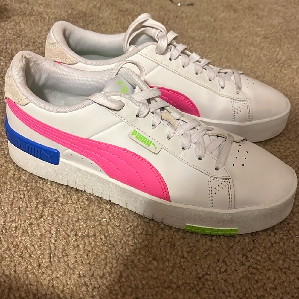 White puma sneakers